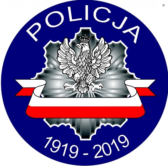 Okrągły znak gdzie na niebieskim tle widnieje orzeł biały z flagą Polski i napis POLICJA 1919 - 2019
