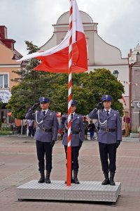 Święto Policji Łomża - uroczysty apel. Flaga podnoszona na maszt.