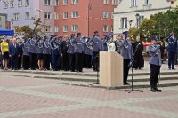 Święto Policji Łomża - uroczysty apel. Podczas odegrania Hymnu państwowego.