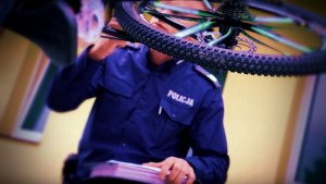 policjant w trakcie znakowania roweru