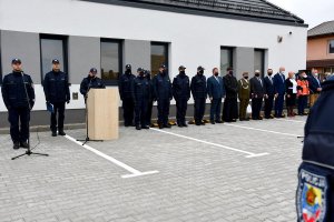 Zaproszeni goście uczestniczący w otwarciu nowej siedziby Posterunku Policji w Nowogrodzie