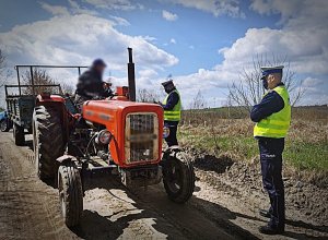 Policjanci Wydziału Ruchu Drogowego kontrolują ciągnik rolniczy