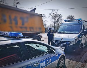 Kontrola pojazdu ciężarowego przez policjantów i inspektorów transportu drogowego