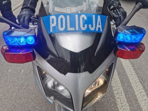 Ster policyjnego motocykla z widocznymi włączonymi światłami
