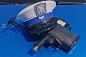 Policyjna czapka i urządzenie do pomiaru prędkości.