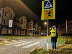 Umundurowana policjantka stoi przy przejściu dla pieszych