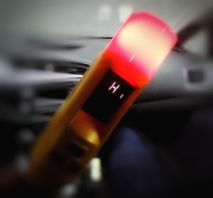 Urządzenie do badania stanu trzeźwości z włączoną lampką koloru czerwonego.