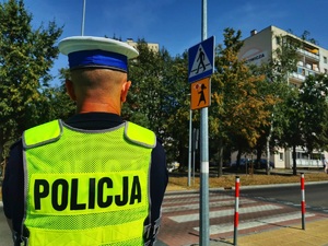 Policjant stojący przy przejściu dla pieszych