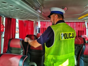 Policjant sprawdza wyposażenia autokaru
