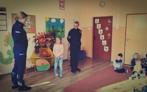 Policjanci na spotkaniu z dziećmi w przedszkolu