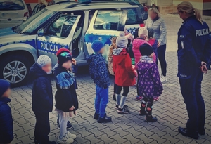 dzieci oglądajace radiowóz policyjny