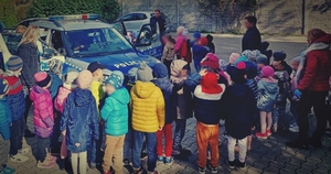 Dzieci oglądające radiowóz policyjny