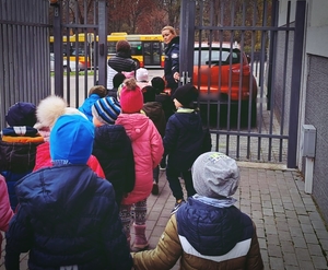 Dzieci wychodzą z komendy Policji