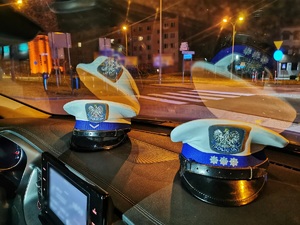 czapki policyjne na podszybiu radiowozu