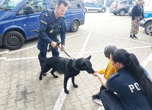 Policjant z psem służbowym oraz przedszkolakiem