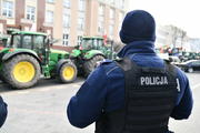 policjant pilnuje porządku na proteście rolników