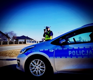 Policjant mierzy prędkość
