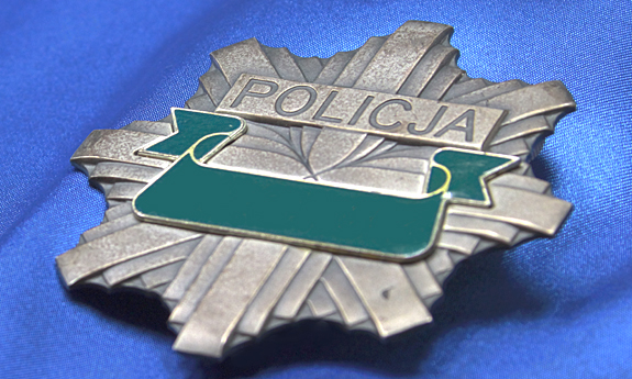 odznaka policyjna na błękitnym tle