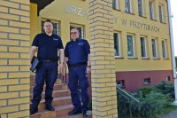 Na fotografii stojący przed budynkiem Gminy w Przytułach - nowy dzielnicowy oraz Kierownik Posterunku policji w Jedwabnem.