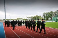 Policyjne ćwiczenia na stadionie w Łomży. Formują szyki i ugrupowania porządkowe.