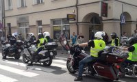 na zdjęciu widać kolumnę motocykli prowadzonych przez dwa motocykle policyjne