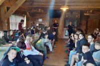 Spotkanie policjantów z młodzieżą przebywającą na obozie.