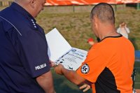 Komendant Miejski Policji w Łomży wręcza dyplom zawodnikowi meczu