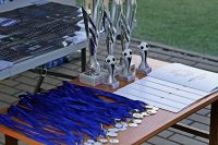 stół z medalami, pucharami i dyplomani