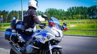 Policjant Wydziału Ruchu Drogowego na motocyklu.