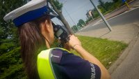 Działania Wydziału Ruchu Drogowego - policjant pracujący z miernikiem prędkości.