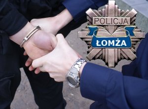 Policjant zakładający kajdanki na ręce mężczyzny
