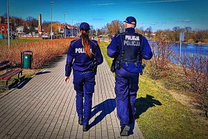 Policjanci Wydziału Patrolowo - Interwencyjnego patrolują teren bulwarów nad Narwią w Łomży