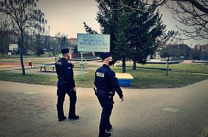 Policjanci Wydziału Patrolowo - Interwencyjnego patrolują teren skate parku w Łomży