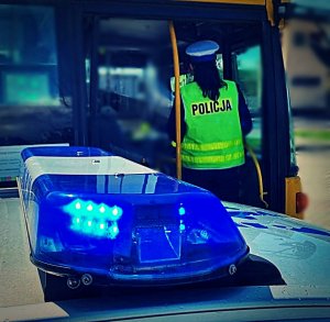 Policjantka kontrolująca autobus