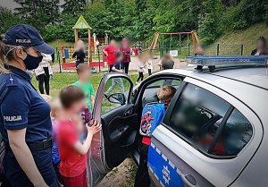 Policjantka na spotkaniu z dziećmi