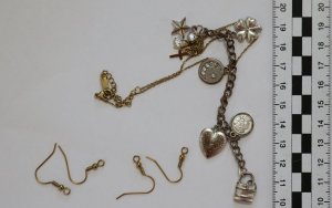 Pozłacane kolczyki - dwie pary, pozłacany łańcuszek z przewieszką w kształcie krzyża, posrebrzana bransoletka z różnymi przewieszkami