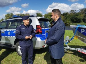 Komendant Miejski Policji w Łomży rozmawia z Prezydentem Miasta Łomży.