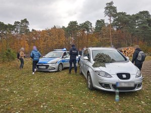 Młodzież ogląda policyjny radiowóz