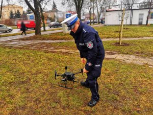 Policjant obsługujący drona.