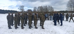 Żołnierze i stojący przed Nimi policjanci, którzy ich szkolą.