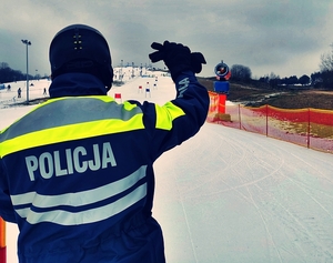 Policjant na stoku narciarskim