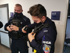 Umundurowano policjanci zakładają kamery na mundur policyjny