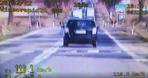 Zdjęcie z wideorejestratora, na którym widać, że kierowca toyoty jedzie z prędkością 118 kilometrów na godzinę.