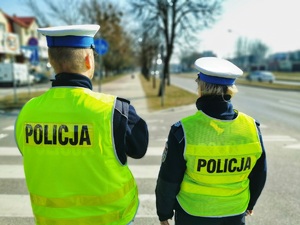 Policjanci stoją przy ulicy