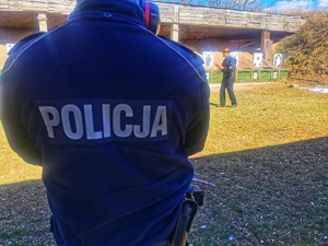 Instruktor strzelania szkoli policjantów