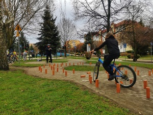 Uczniowie w trakcie testu na rowerach w miasteczku rowerowym
