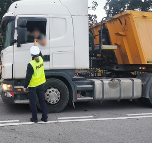 Policjantka bada trzeźwość kierowcy samochodu ciężarowego