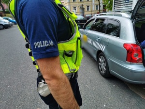 Policjanci w trakcie kontroli drogowej kierowcy taxi