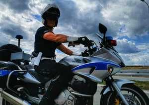 Policjant na motocyklu służbowym