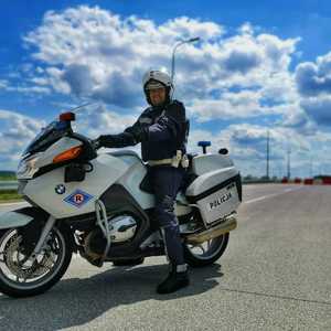 Policjant na motocyklu służbowym